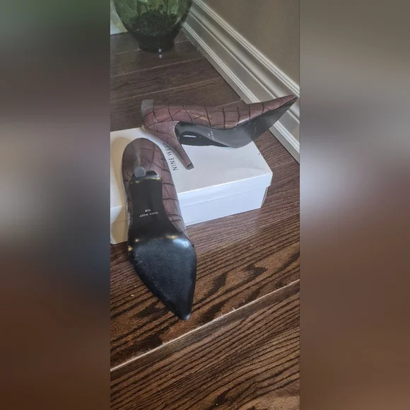 Nine West Women's Brown Croc-Embossed Heels - Picture 10 of 13